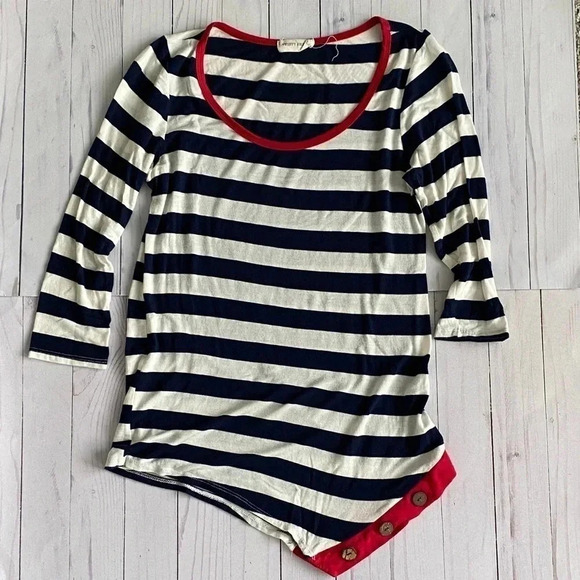 ๐ Twenty Second Striped Top - Picture 1 of 5